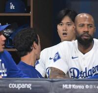 　ウィル・アイアトン氏（手前左）と会話を交わすドジャース・大谷翔平＝２０２４年３月
