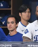 　ドジャース・大谷翔平（奥）の通訳としてベンチ入りしたウィル・アイアトン氏＝２０２４年３月