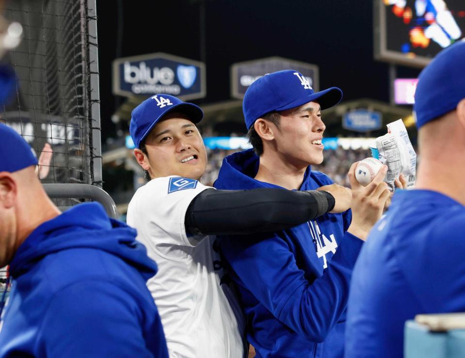 　メッツ戦の９回、マンシーが同点ソロを放ち、佐々木（右）に抱きついて喜ぶドジャース・大谷（共同）