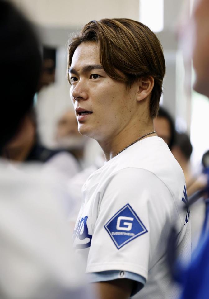 　取材に応じる山本（共同）