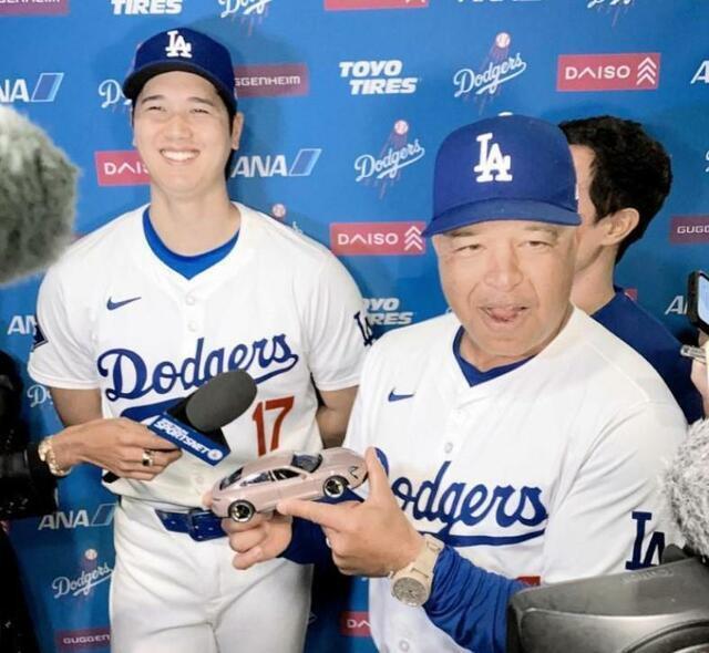 　大谷から贈られたポルシェのミニカーを披露するロバーツ監督