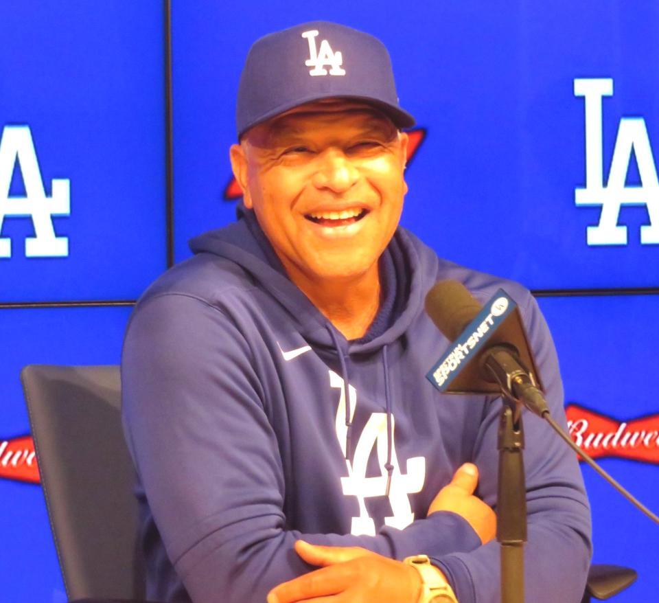 　大谷に出産祝いを贈ったことを明かし笑顔を見せるロバーツ監督（撮影・小林信行）