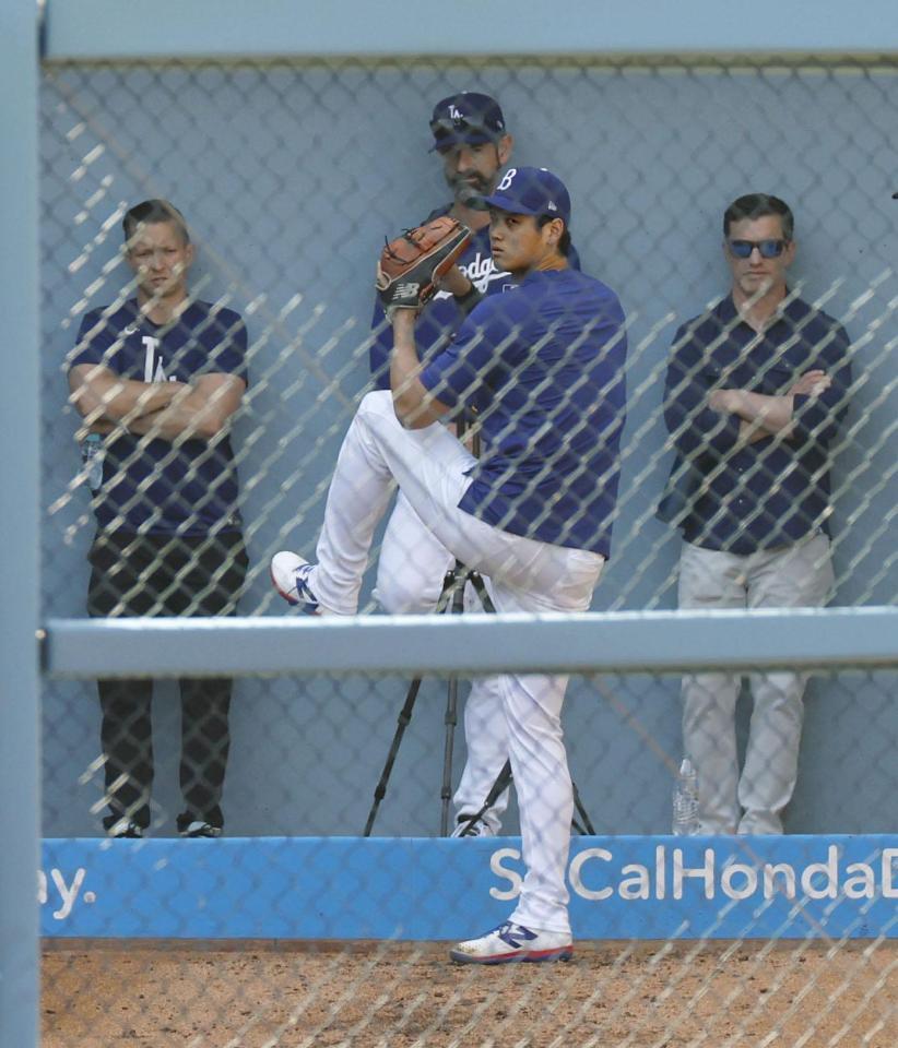 　ブルペンで投球練習するドジャース・大谷（共同）