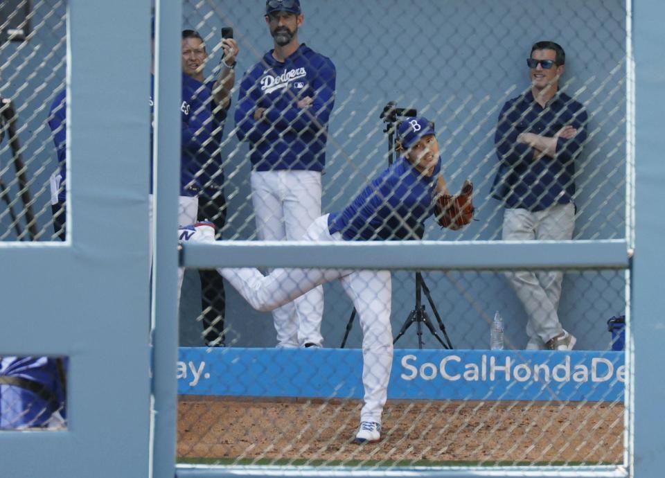 　ブルペンで投球練習するドジャース・大谷（共同）