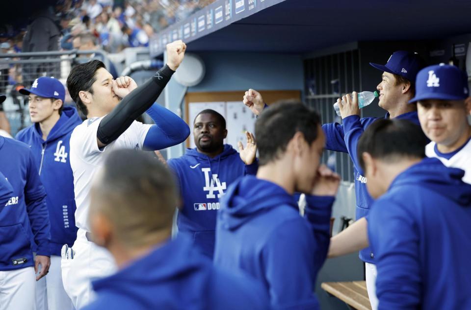 　試合前のベンチで、ポーズをとり合うドジャース・大谷（左）と山本（共同）