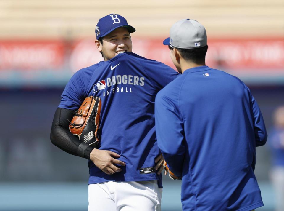 　試合前、話をするドジャース・大谷（左）とメッツ・千賀（共同）