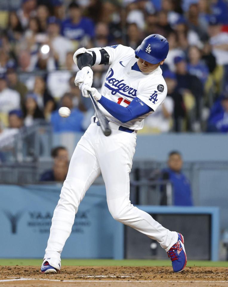 　メッツ戦の３回、右前打を放つドジャース・大谷（共同）