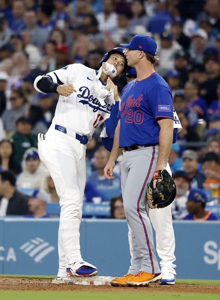 　メッツ戦の３回、右前打で出塁したドジャース・大谷。右は一塁手アロンソ（共同）