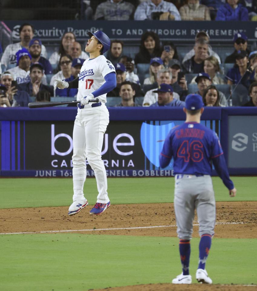 　メッツ戦の５回、見逃したボールがストライクと判定され跳びはねるドジャース・大谷。投手キャニング（共同）