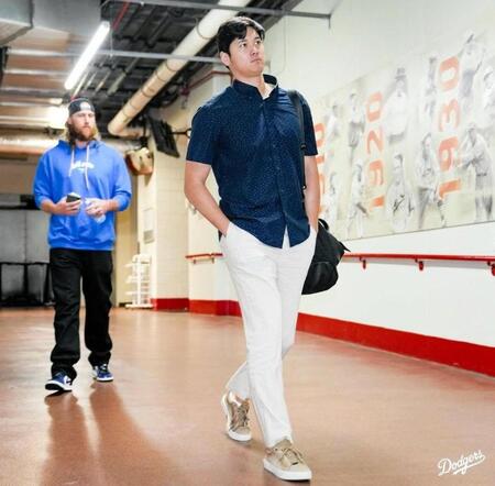 【写真】大谷翔平の球場入り　濃紺シャツ×白パンツのさわやかスタイル