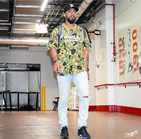 　球場入りしたテオスカー・ヘルナンデス（ロサンゼルス・ドジャース提供）