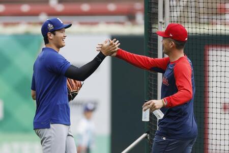 　試合前にカージナルスのヌートバー（右）とあいさつするドジャース・大谷＝セントルイス（共同）