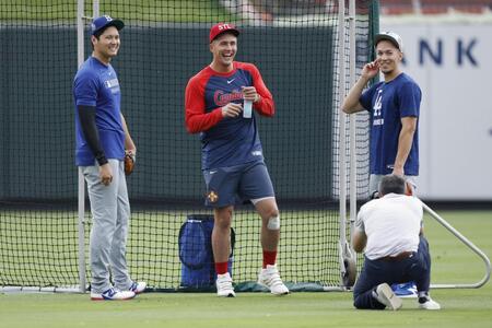 　試合前にカージナルスのヌートバー（中央）と談笑するドジャースの大谷（左）とエドマン＝セントルイス（共同）