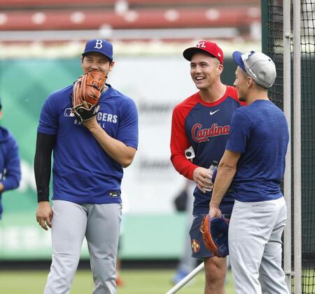 　試合前に談笑する（左から）ドジャース・大谷、カージナルスのヌートバーら＝セントルイス（共同）