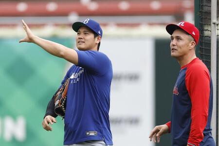 　試合前にカージナルスのヌートバー（右）と話すドジャース・大谷＝セントルイス（共同）