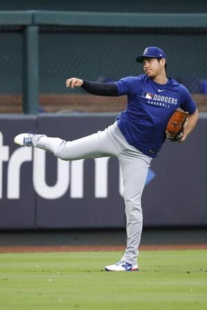 　キャッチボールするドジャース・大谷＝セントルイス（共同）