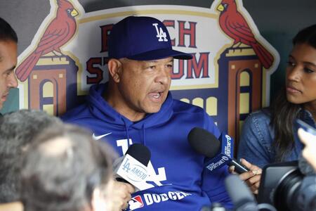 　試合前、取材に応じるドジャースのロバーツ監督＝セントルイス（共同）