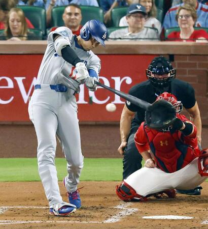 　カージナルス戦の３回、右前打を放つドジャース・大谷＝セントルイス（共同）