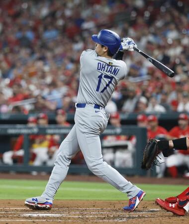 　カージナルス戦の３回、右前打を放つドジャース・大谷＝セントルイス（共同）