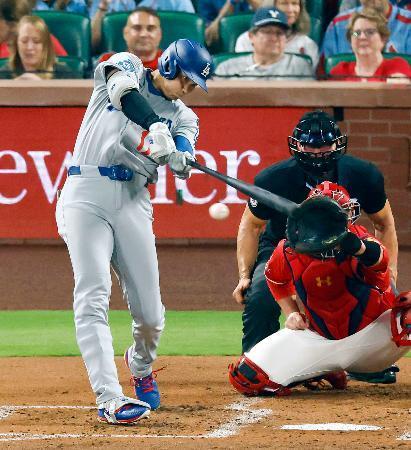 　カージナルス戦の３回、右前打を放つドジャース・大谷＝セントルイス（共同）