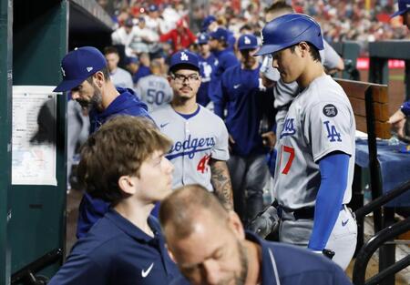 　カージナルスに敗れ、引き揚げるドジャース・大谷（右端）＝セントルイス（共同）
