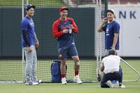 　試合前にカージナルスのヌートバー（中央）と談笑するドジャースの大谷（左）とエドマン＝セントルイス（共同）