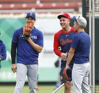 　試合前に談笑する（左から）ドジャース・大谷、カージナルスのヌートバーら＝セントルイス（共同）