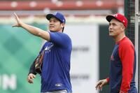 　試合前にカージナルスのヌートバー（右）と話すドジャース・大谷＝セントルイス（共同）