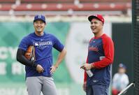　試合前にカージナルスのヌートバー（右）と話すドジャース・大谷＝セントルイス（共同）