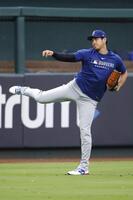 　キャッチボールするドジャース・大谷＝セントルイス（共同）