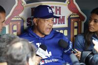 　試合前、取材に応じるドジャースのロバーツ監督＝セントルイス（共同）
