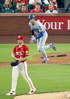 　カージナルス戦の３回、先発グレイ（手前）から右前打を放つドジャース・大谷＝セントルイス（共同）