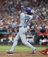 　カージナルス戦の３回、右前打を放つドジャース・大谷＝セントルイス（共同）