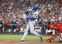 　カージナルス戦の３回、右前打を放つドジャース・大谷＝セントルイス（共同）