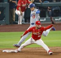 　カージナルス戦の７回、二ゴロ併殺に倒れるドジャース・大谷（17）＝セントルイス（共同）