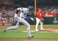 　カージナルス戦の７回、二ゴロ併殺に倒れるドジャース・大谷＝セントルイス（共同）