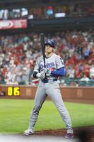 　９回、準備する大谷。打順は大谷まで回らず、ドジャースは０－５で敗れた（共同）