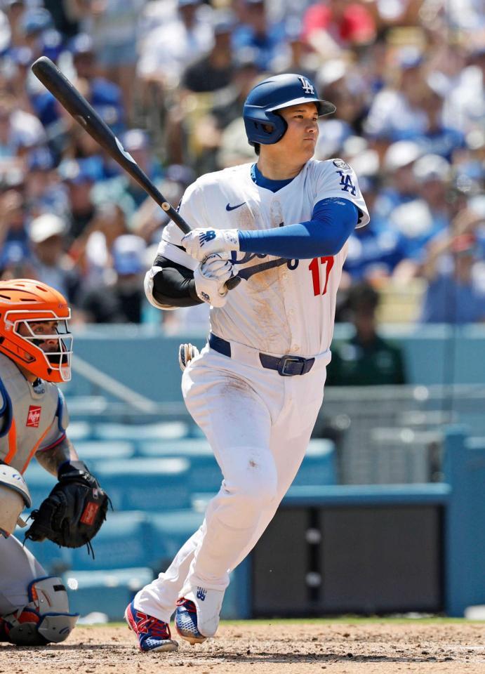 　５回、右前打を放つドジャース・大谷（共同）