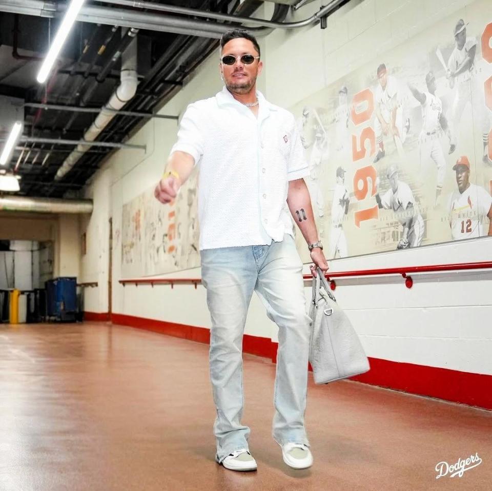 　球場入りしたロハス（ロサンゼルス・ドジャース提供）