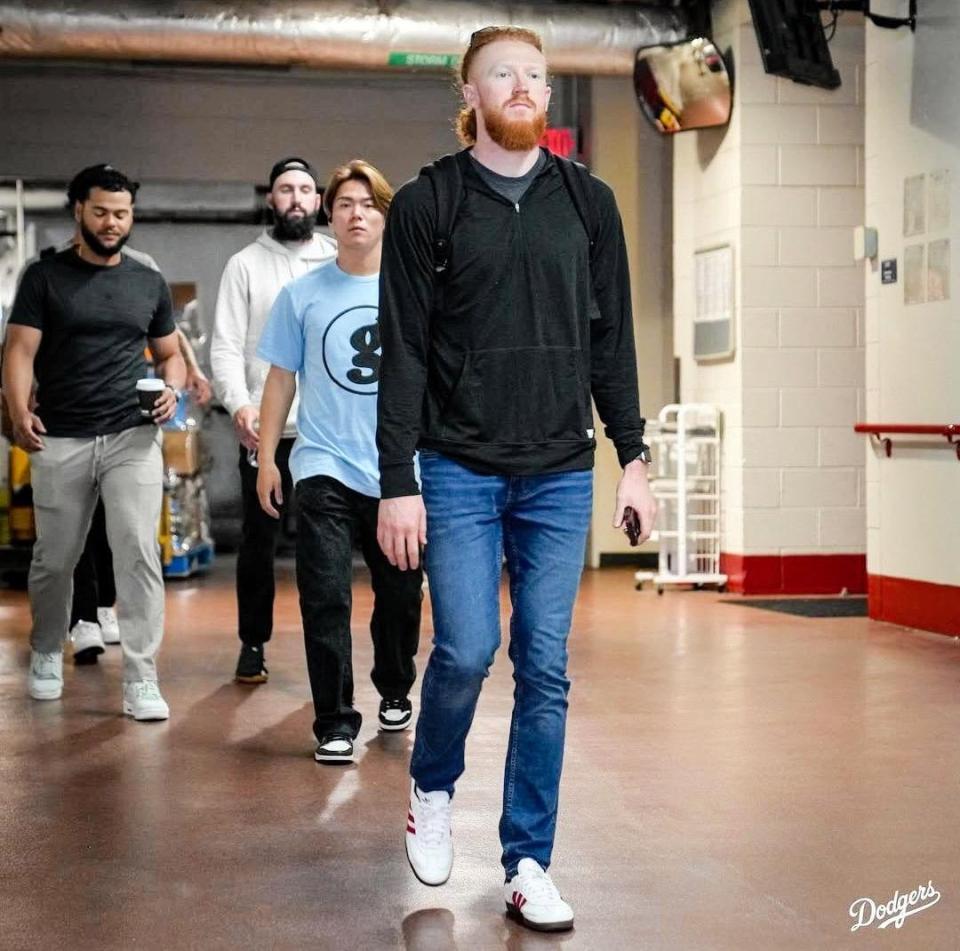 　球場入りしたメイと山本（ロサンゼルス・ドジャース提供）