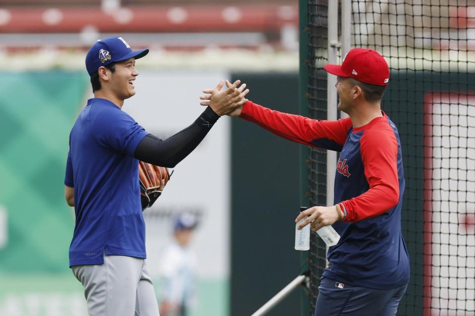 　試合前にカージナルスのヌートバー（右）とあいさつするドジャース・大谷＝セントルイス（共同）