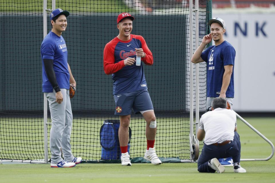 　試合前にカージナルスのヌートバー（中央）と談笑するドジャースの大谷（左）とエドマン＝セントルイス（共同）