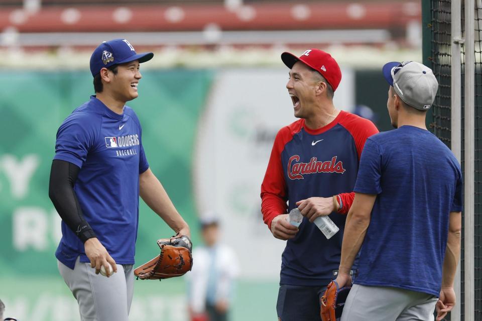 　試合前に談笑する（左から）ドジャース・大谷、カージナルスのヌートバーら＝セントルイス（共同）