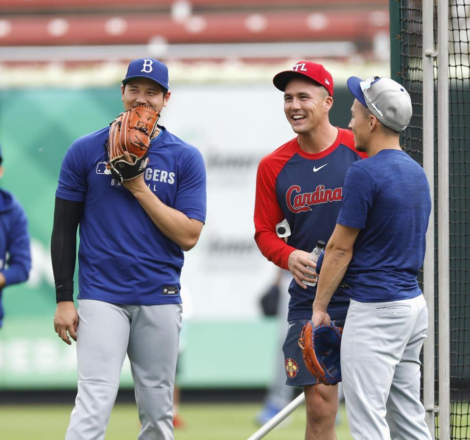 　試合前に談笑する（左から）ドジャース・大谷、カージナルスのヌートバーら＝セントルイス（共同）
