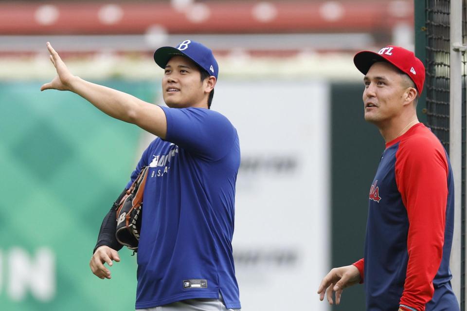 　試合前にカージナルスのヌートバー（右）と話すドジャース・大谷＝セントルイス（共同）