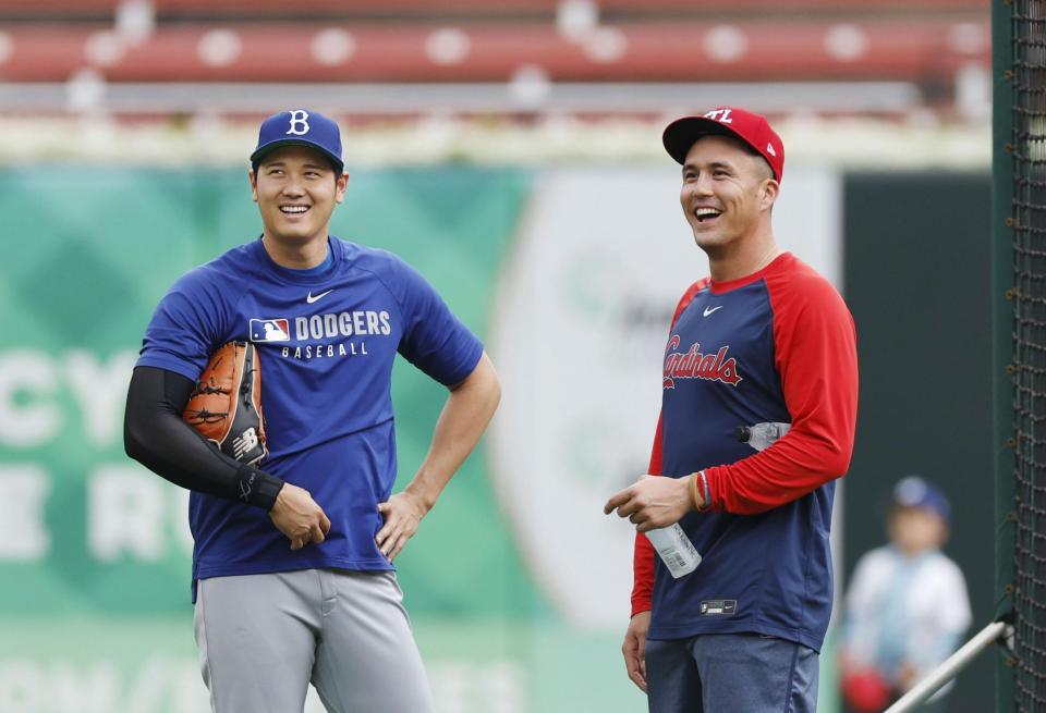 　試合前にカージナルスのヌートバー（右）と話すドジャース・大谷＝セントルイス（共同）