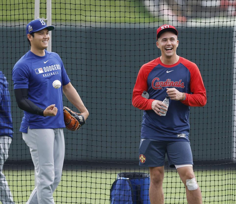 　試合前に談笑するドジャース・大谷（左）とカージナルスのヌートバー＝セントルイス（共同）