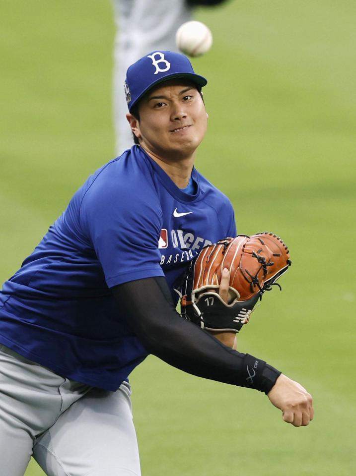 　キャッチボールするドジャース・大谷＝セントルイス（共同）