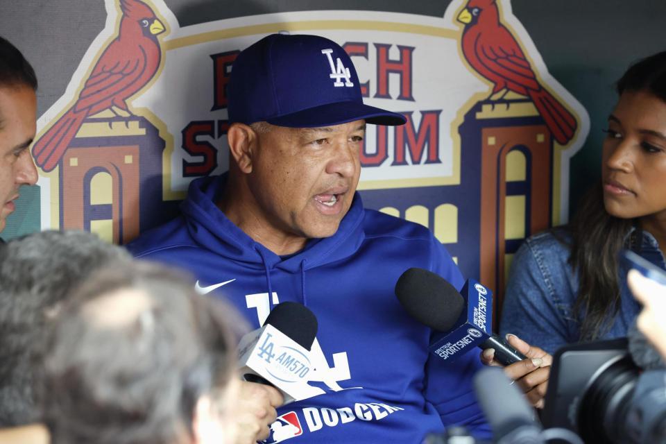 　試合前、取材に応じるドジャースのロバーツ監督＝セントルイス（共同）