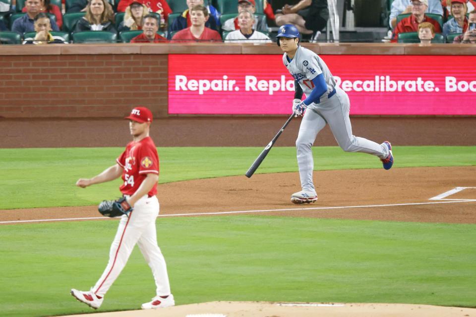 　カージナルス戦の１回、二ゴロに倒れるドジャース・大谷。投手グレイ＝セントルイス（共同）